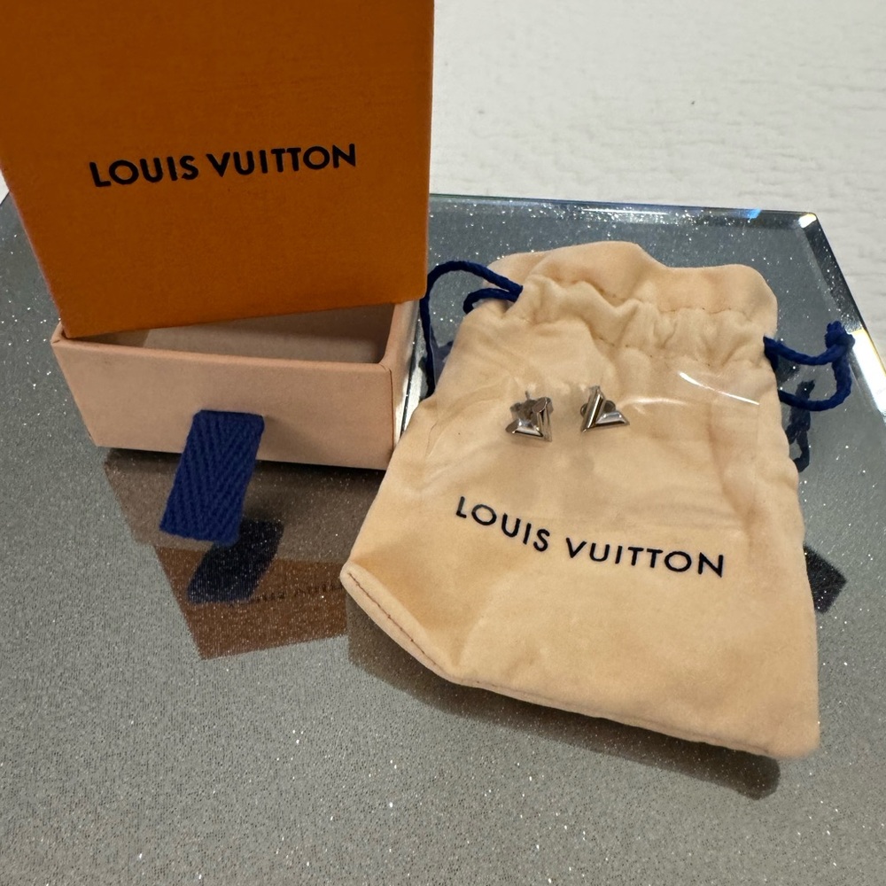 Louis Vuitton V Stud Earrings Authentic M63208